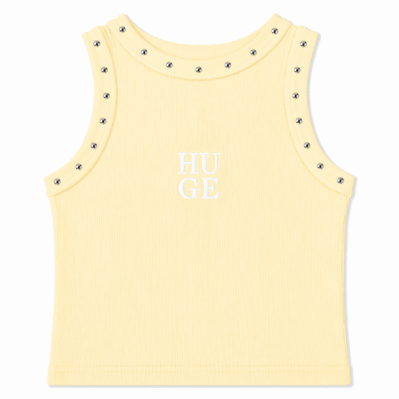 Camiseta streetwear amarilla con tachuelas y logo Huge frontal
