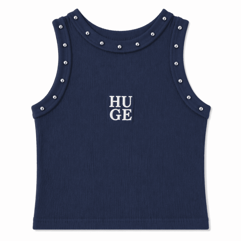 Camiseta streetwear azul marino con tachuelas y logo Huge frontal