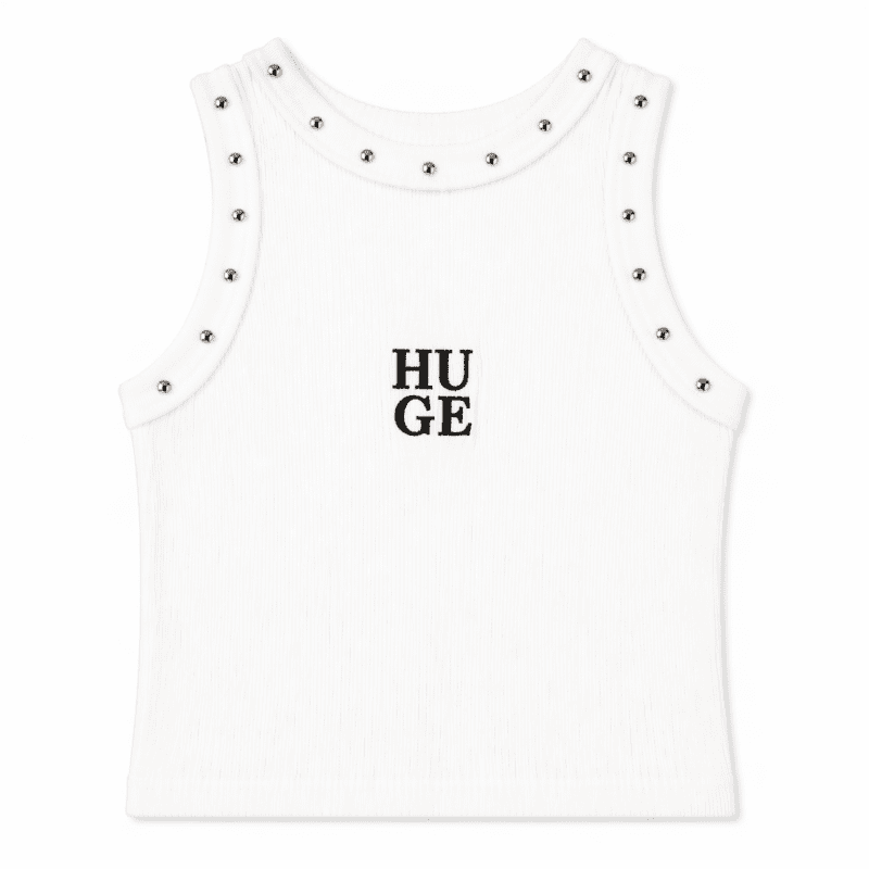 Camiseta streetwear blanca con tachuelas y logo Huge frontal