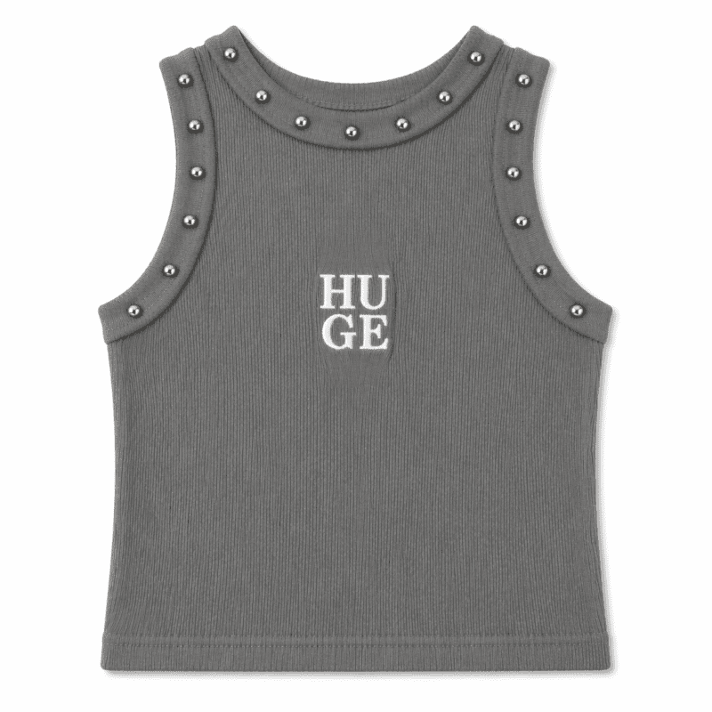 Camiseta streetwear gris con tachuelas y logo Huge frontal