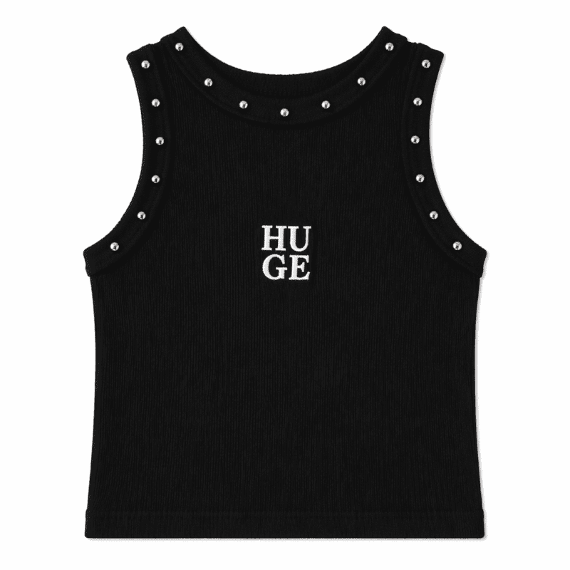 Camiseta streetwear negra con tachuelas y logo Huge frontal