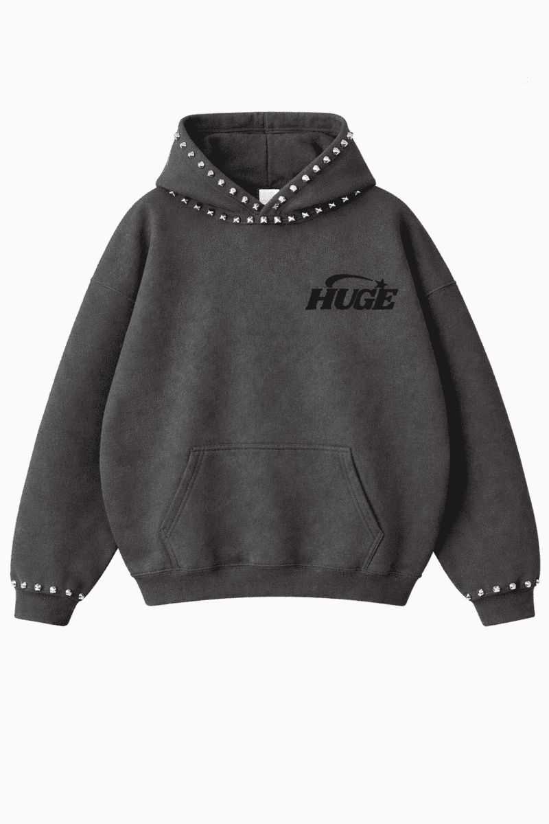 Sudadera streetwear oversize gris frontal con logo Huge y detalles metálicos