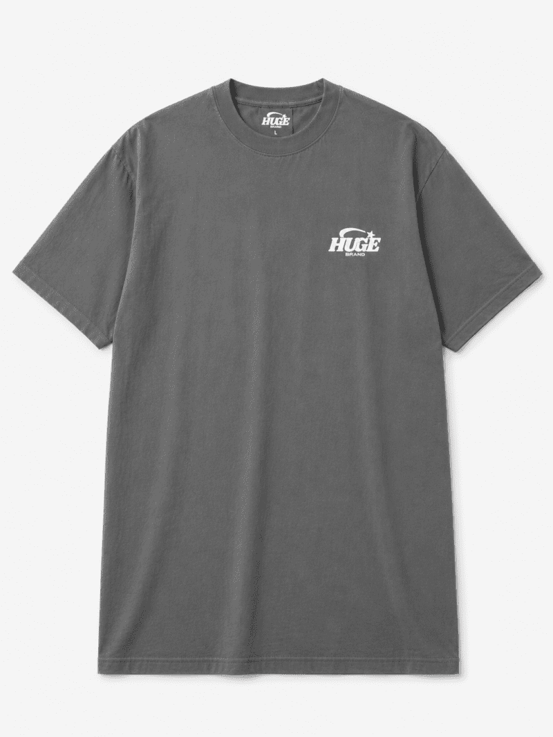 Camiseta gris básica Huge Brand con logotipo blanco pequeño en el pecho