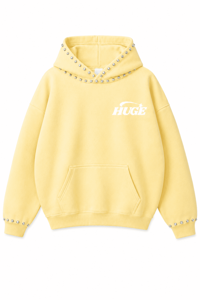 Sudadera amarilla con capucha, tachuelas plateadas y logo Huge en el pecho